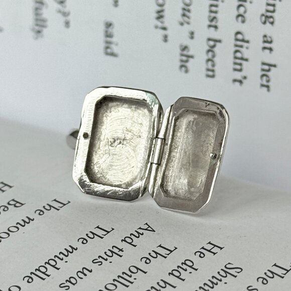 VINTAGE Sterling Silver Engraved Locket Ring Size 5.5 – Secret Compartment - Picture 2 of 5